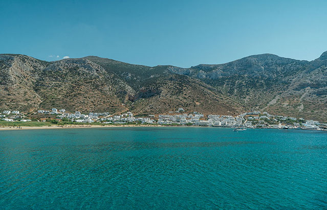 La plage et le village de Kamares à Sifnos