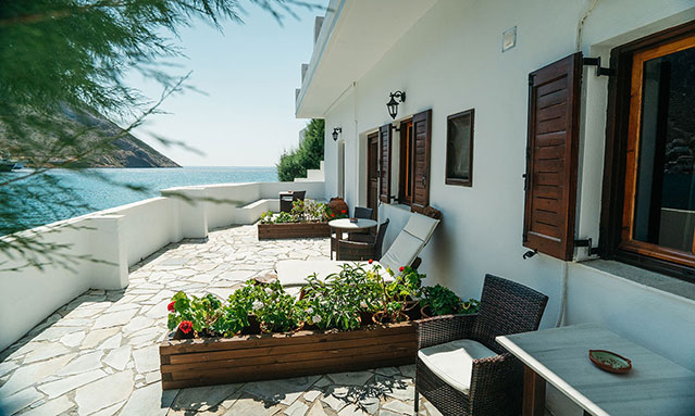 The yard of seaside accommodation in Kamares of Sifnos