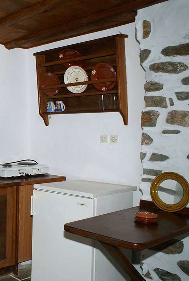 The kitchenette and the traditional dish shelf