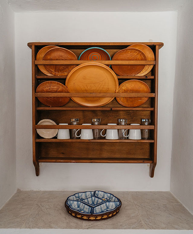 Traditional dish shelf in the kitchen